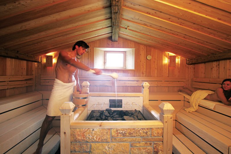 kam-003027-aufguss-in-der-sauna-archiv-panorama-badewelt