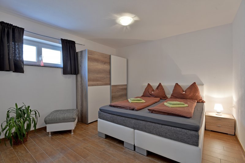 appartementhaus-tanja-ellmau-au-26b-tanja-leitner-appartement-standart-klein-schlafzimmer